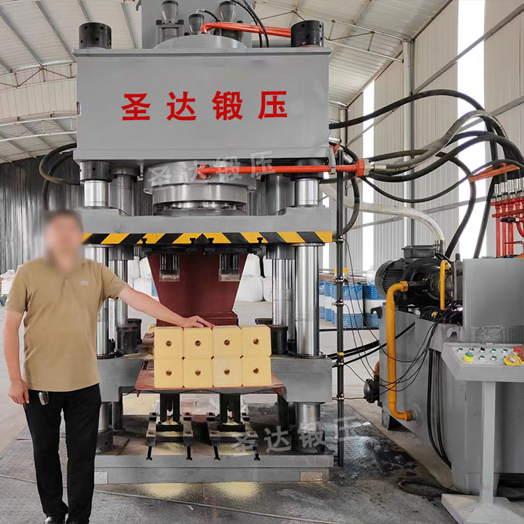 1000噸四梁四柱液壓機(鹽磚機) 1000噸四梁四柱液壓機(鹽磚機)